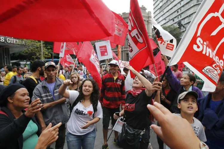 
	Protesto: por volta de 17h, a manifesta&ccedil;&atilde;o come&ccedil;ou a dispersar na capital mineira
 (REUTERS/Leonhard Foeger)