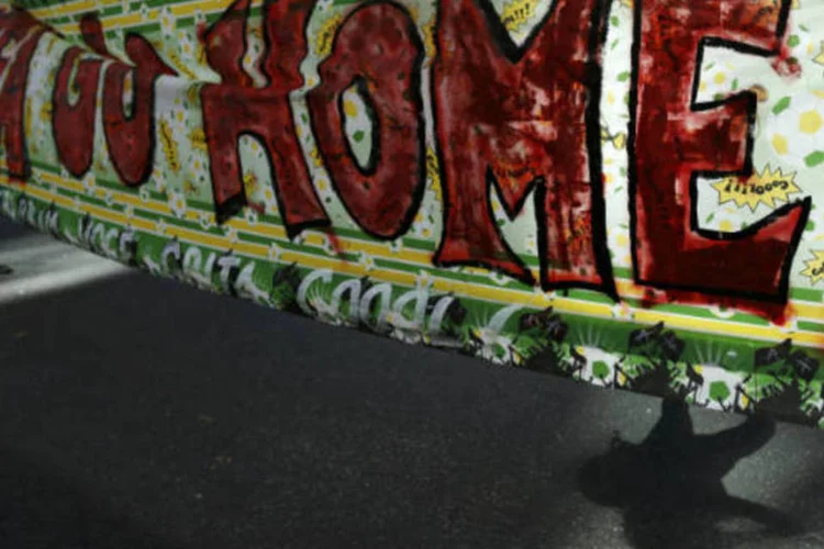 Faixa: manifestantes mandam Fifa "de volta pra casa" no Rio (REUTERS/Pilar Olivares)