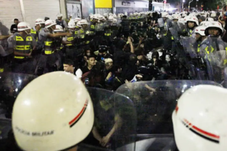 
	PMs fazem barreira em volta de manifestantes e jornalistas durante protesto contra a Copa do Mundo no dia 22 de fevereiro: 262 detidos foram encaminhados para distritos policiais da capital paulista
 (REUTERS/Paulo Whitaker)