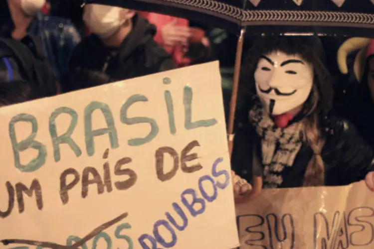 
	Manifestante segura cartaz contra corrup&ccedil;&atilde;o durante protesto em Porto Alegre: protesto agora apenas sem m&aacute;scaras
 (REUTERS/Gustavo Vara)