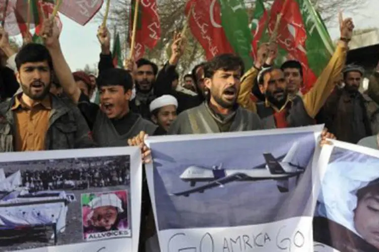Pasquistaneses protestam contra ataques: o governo paquistanês considera que os drones matam civis inocentes e alimentam o sentimento antiamericano (Aamir Qureshi/AFP)