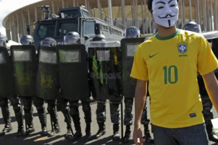 
	Manifestante em frente ao est&aacute;dio Man&eacute; Garrincha, em Bras&iacute;lia: a pol&iacute;cia ser&aacute; respons&aacute;vel por deter manifestantes que estiverem mascarados ou escondendo o rosto
 (REUTERS/Ueslei Marcelino)