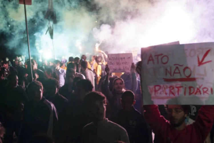 
	Protesto em S&atilde;o Paulo: a transmiss&atilde;o via 3G do PosTV tem baixa qualidade, mas atrai por ser ao vivo e do meio da multid&atilde;o
 (Marcelo Camargo/ABr)