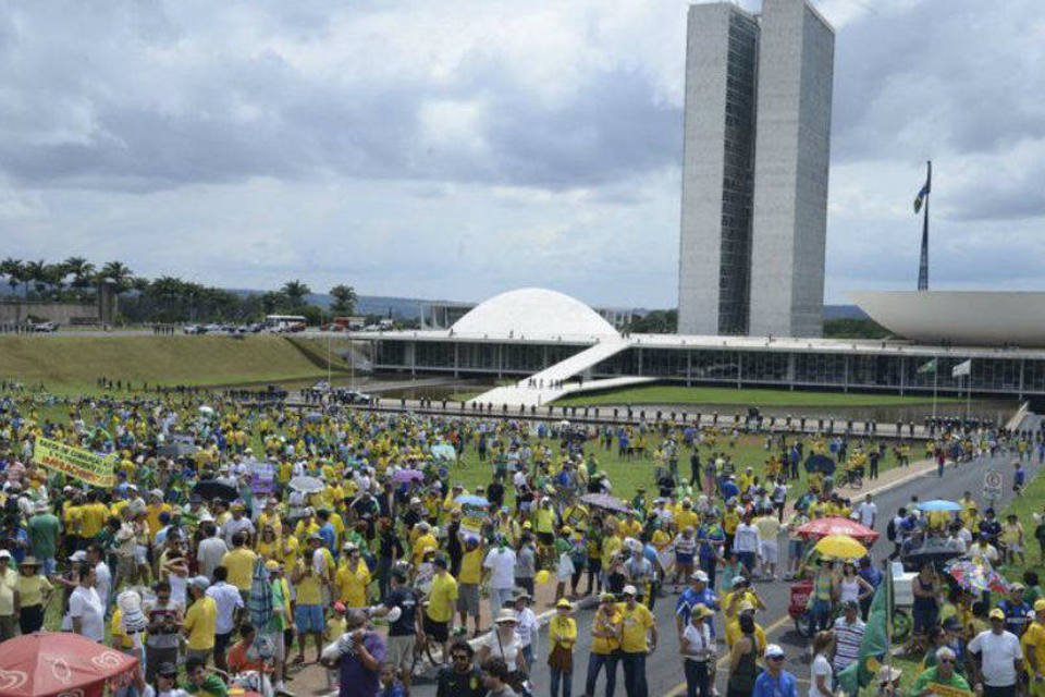 Manifestantes deixam a Esplanada dos Ministérios em Brasília