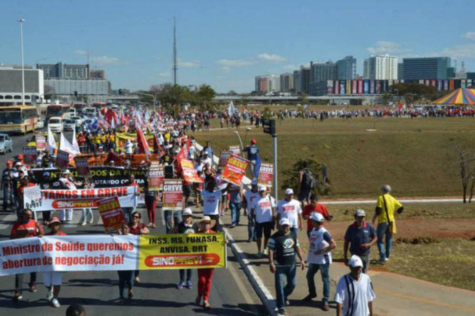 Servidores públicos protestam na Esplanada dos Ministérios