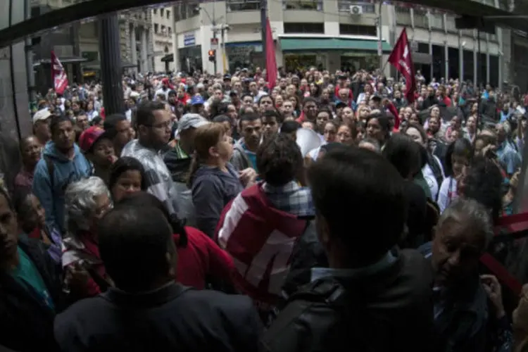 
	Integrantes de movimentos que lutam por moradia protestam: manifestantes exigem que a CDHU dialogue com a Caixa Econ&ocirc;mica Federal&nbsp;
 (Agência Brasil)