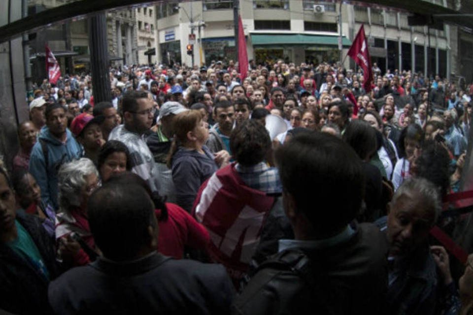 Movimentos sociais fazem ato por moradia no centro de SP