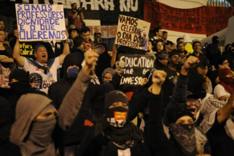 
	Protesto no Rio: confronto entre manifestantes e a PM ocorreu na noite da &uacute;ltima ter&ccedil;a, ap&oacute;s protesto pac&iacute;fico de profissionais da educa&ccedil;&atilde;o do munic&iacute;pio e do estado
 (Agência Brasil)