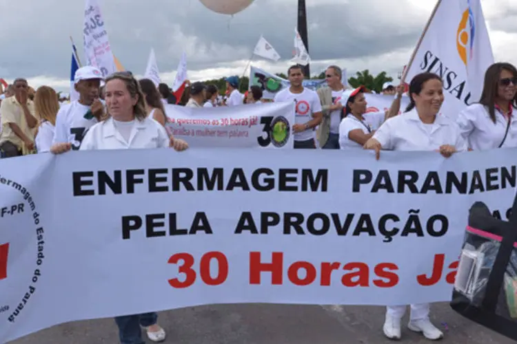 Protesto de enfermeiros em Brasília: mesmo com o clima de chuva, os manifestantes disseram que permaneceriam no local até o início da audiência pública na Câmara. (Wilson Dias/ABr)
