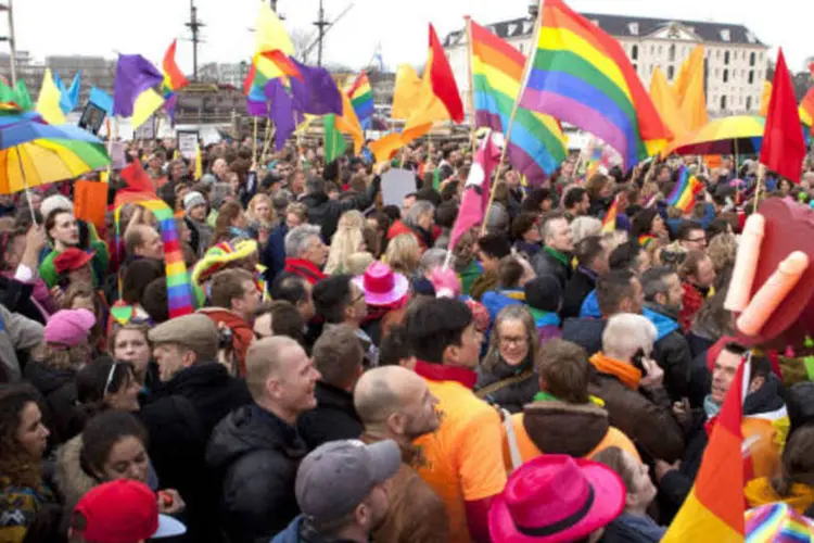 Protesto: "essas pessoas (os gays), como todas as outras, desfrutam dos mesmos direitos e liberdades", disse Putin em entrevista coletiva em Amsterdã. (REUTERS/Cris Toala Olivares)