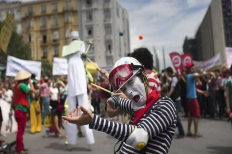 Grupo faz performance em protesto pelo parque Gezi em junho: autoridades fecharam por várias vezes os acessos ao parque desde que foi oficialmente reaberto ao público em 8 de julho (Getty Images/Uriel Sinai)
