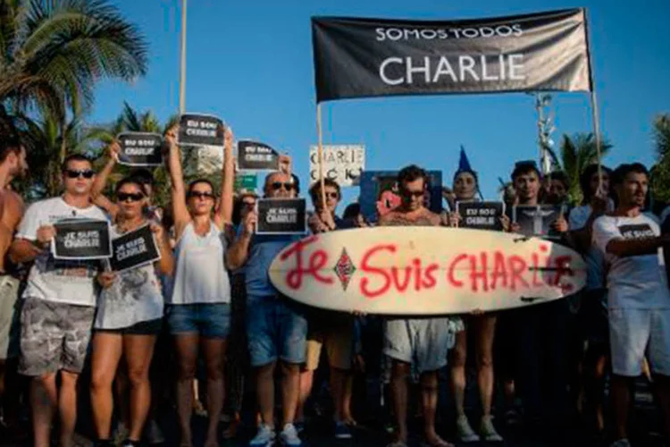 Manifestação em apoio às 17 vítimas de Paris, realizada no Arpoador, Rio de Janeiro (Yasuyoshi Chiba)