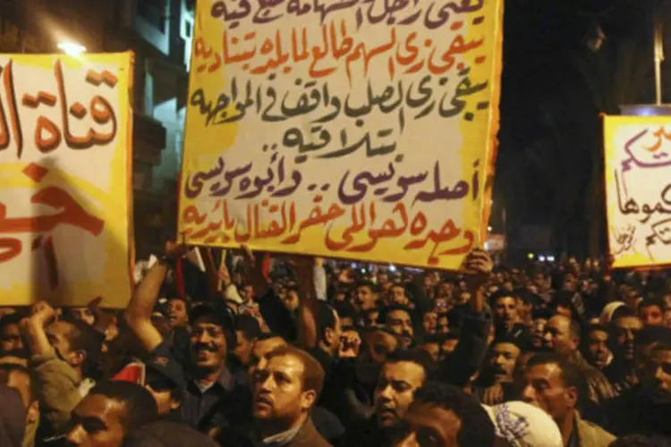 
	Manifestantes contr&aacute;rios ao presidente Mursi realizam protesto na cidade de Suez: 3 milh&otilde;es de barris de petr&oacute;leo bruto s&atilde;o transportados por dia pelo Canal do Suez
 (REUTERS / Stringer)