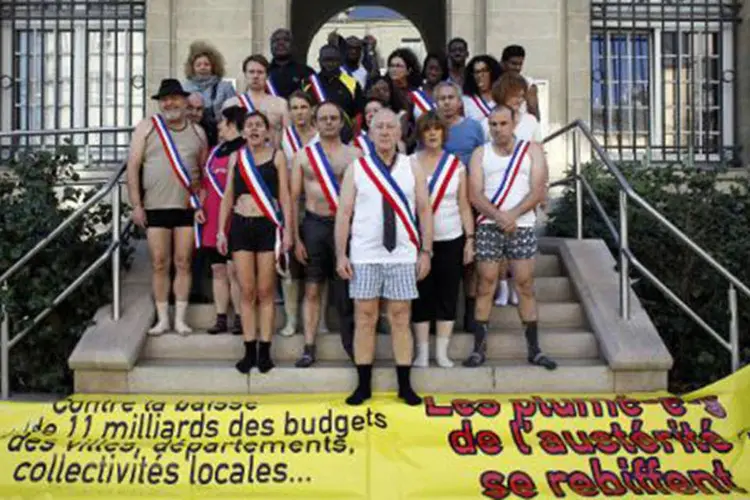 
	Protesto na ilha de Saint Denis, na Fran&ccedil;a: representantes locais tiraram a roupa ao grito de &quot;Basta, basta de austeridade&quot;
 (Eliot Blondet/AFP)