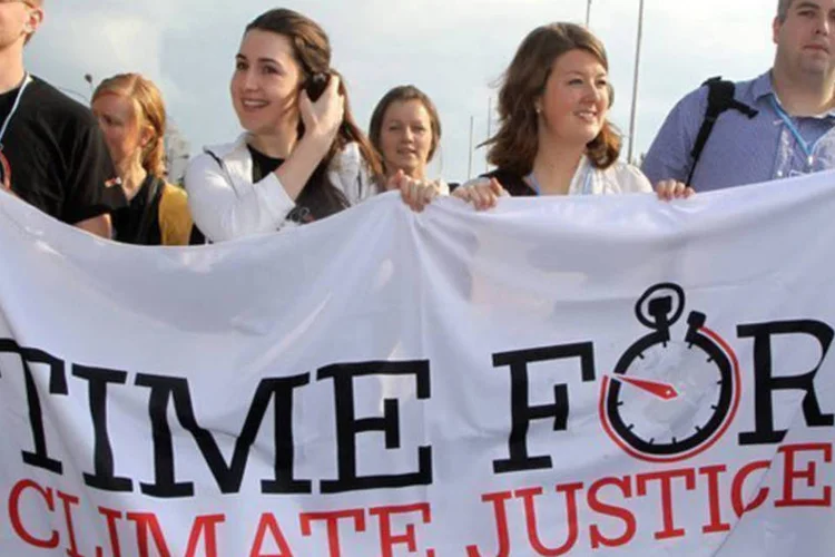 
	Manifesta&ccedil;&atilde;o em Doha pede a&ccedil;&otilde;es urgentes contra as mudan&ccedil;as clim&aacute;ticas:&nbsp;documentos provis&oacute;rios que vazaram na internet t&ecirc;m sido usados pelos cr&iacute;ticos
 (AFP/ Karim Jaafar)