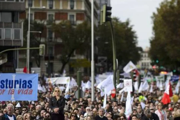 Milhares de pessoas contrárias ao aborto protestam em Madri em 22 de setembro de 2014 (Afp.com / DANI POZO)