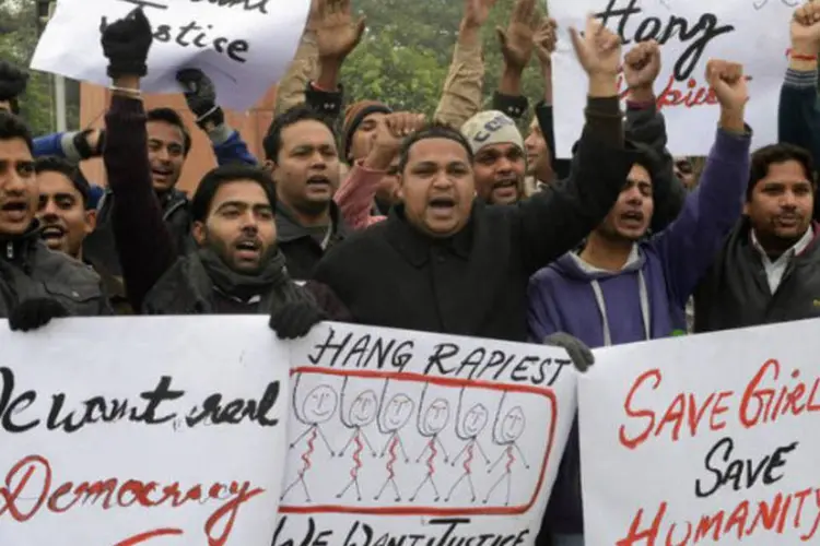 Manifestantes pedem a morte dos estupradores da jovem morta em Nova Délhi, durante protesto em Amritsar (©afp.com / Narinder Nanu)
