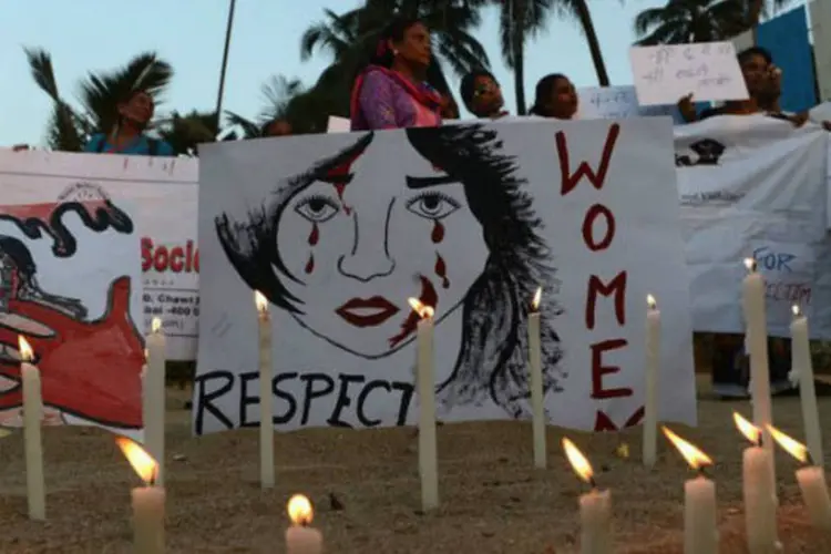 Membros de uma ONG protestam em Mumbai contra a falta de segurança e respeito às mulheres indianas (©afp.com / Punit Paranjpe)