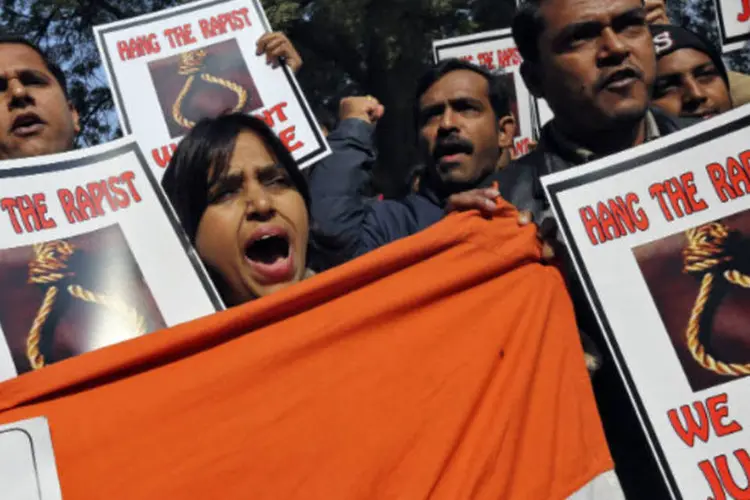 Pessoas protestam Nova Délhi contra a morte da estudante indiana que foi estuprada e agredida  por seis homens em um ônibus ( REUTERS / Adnan Abidi)