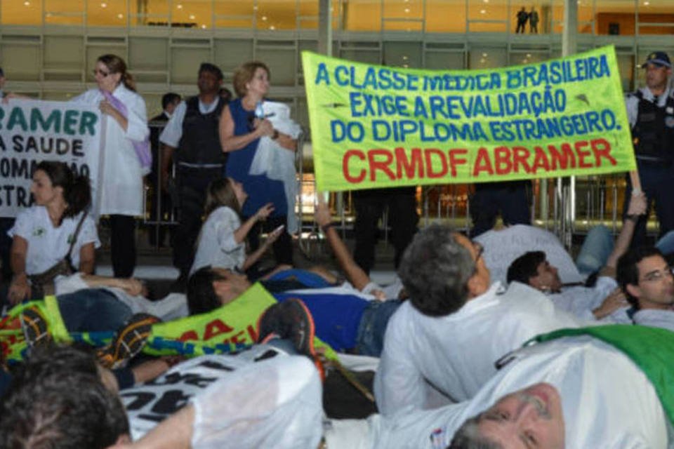 Médicos protestam em Brasília contra a vinda de estrangeiros