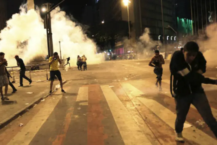 Policiais militares e manifestantes entram em confronto durante protesto nas ruas de Belo Horizonte (REUTERS/Ueslei Marcelino)