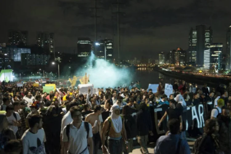 
	Na manifesta&ccedil;&atilde;o de hoje, o MPL comemora a revoga&ccedil;&atilde;o do aumento nas tarifas do transporte p&uacute;blico na capital e lembra as pessoas que est&atilde;o presas ou sofrem processo criminal pela participa&ccedil;&atilde;o nos protestos anteriores
 (Marcelo Camargo/ABr)
