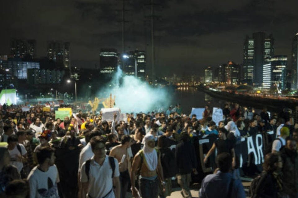 Clima é tenso entre manifestantes e militantes do PT em SP