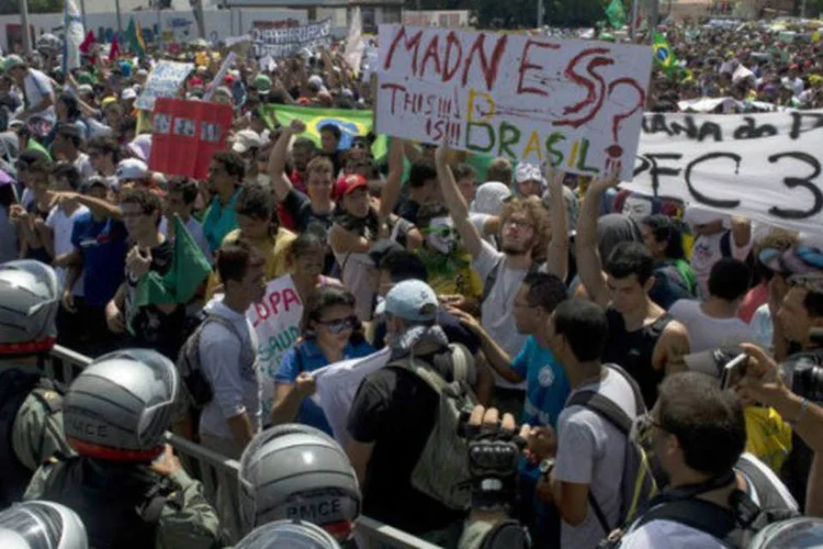 Protestos em Fortaleza reuniram 25.000 pessoas nesta quarta-feira (19) (AFP / Yuri Cortez)