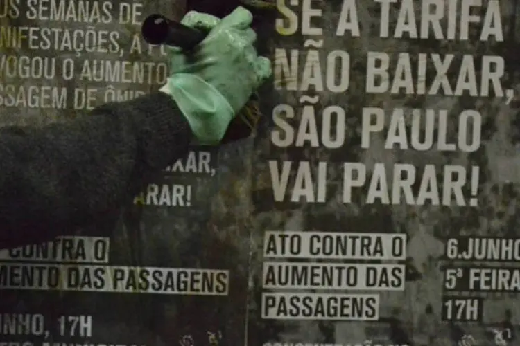 Manifestante do Movimento Passe Livre cola cartaz em estação de metrô de São Paulo em protesto contra o aumento das passagens do transporte público na capital (Divulgação/Movimento Passe Livre)