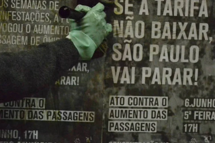 
	Manifestante do Movimento Passe Livre cola cartaz em esta&ccedil;&atilde;o de metr&ocirc; de S&atilde;o Paulo em protesto contra o aumento das passagens do transporte p&uacute;blico na capital
 (Divulgação/Movimento Passe Livre)