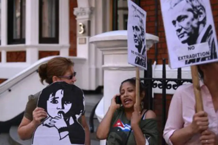 Partidários de Julian Assange em manifestação na embaixada do Equador, local onde o ativista está (©AFP / Carl Court)