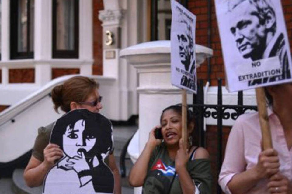 Equador e Reino Unido negociam para resolver caso Assange
