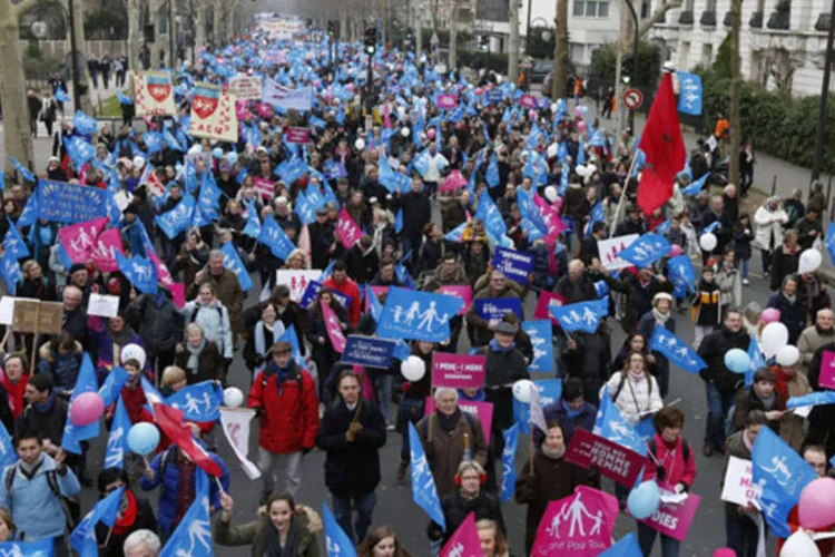 
	Manifestantes em ruas de Paris:&nbsp;A pol&iacute;cia espera que cerca de 300 mil pessoas marchem em dire&ccedil;&atilde;o &agrave; Torre Eiffel &nbsp;no que pode ser a maior manifesta&ccedil;&atilde;o em uma d&eacute;cada
 (REUTERS/Benoit Tessier)