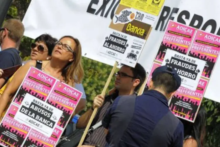 Milhares de pessoas se manifestaram na sexta-feira, em Madri, após suicídios: aos gritos de "banqueiros assassinos", centenas de pessoas se manifestaram na sexta-feira (©AFP / Jose Jordan)