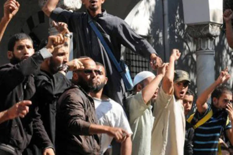 Salafistas gritam em frente a uma mesquita de Túnis, na Tunísia: quatro pessoas foram mortas e dezenas ficaram feridas naquele dia em meio aos protestos (©AFP / Salah Habibi)