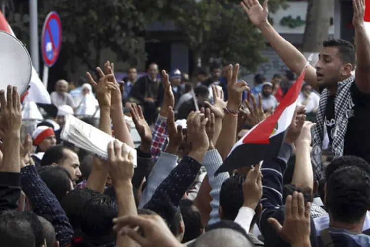 
	Eg&iacute;pcios protestam contra o presidente Mohammed Mursi: a vota&ccedil;&atilde;o da Constitui&ccedil;&atilde;o coincide com uma onda de protestos no Egito em rejei&ccedil;&atilde;o ao decreto constitucional de Mursi
 (REUTERS)