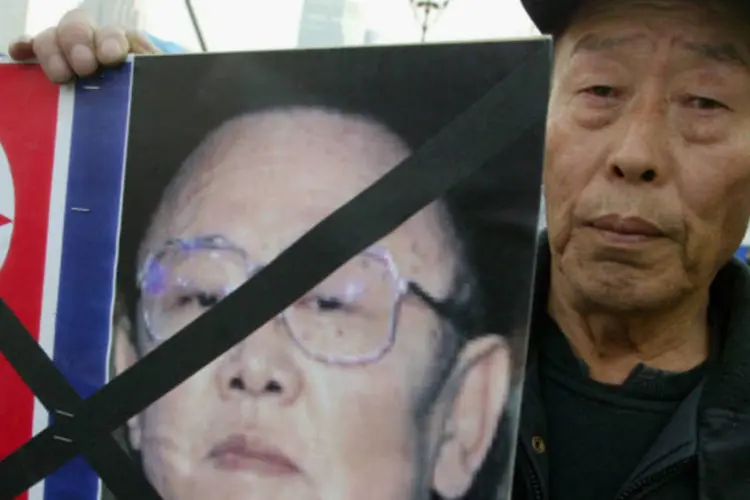 Protesto contra Kim Jong Il, Coreia do Norte:  regime combateu dissidentes dentro do seu próprio país e na vizinha, Coreia do Sul (Kim Jong Il, Coreia do Norte)