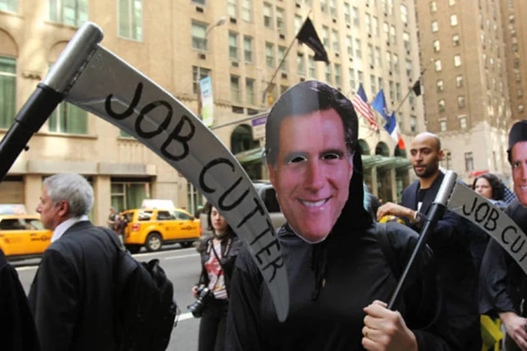 Vestidos de rigoroso luto e usando máscaras com a imagem do ex-governador de Massachussets, alguns dos manifestantes encenaram um funeral (Spencer Platt/ Getty Images)