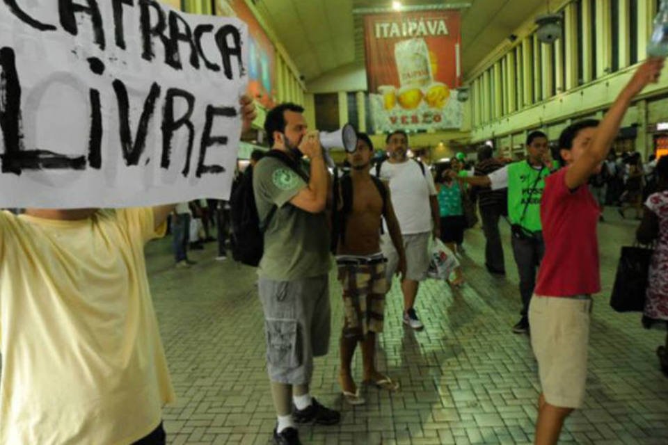 Polícia usa bomba de gás em protesto na Central do Brasil