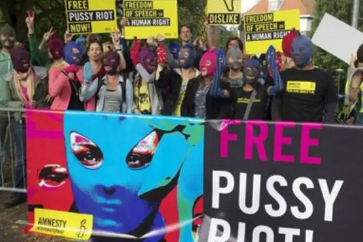 
	Protesto pela liberta&ccedil;&atilde;o da banda Pussy Riot: pelo menos uma das presas, Yekaterina Samutsevich, deve ser transferida para uma pris&atilde;o distante se o recurso for rejeitado
 (©AFP / Lex van Lieshout)