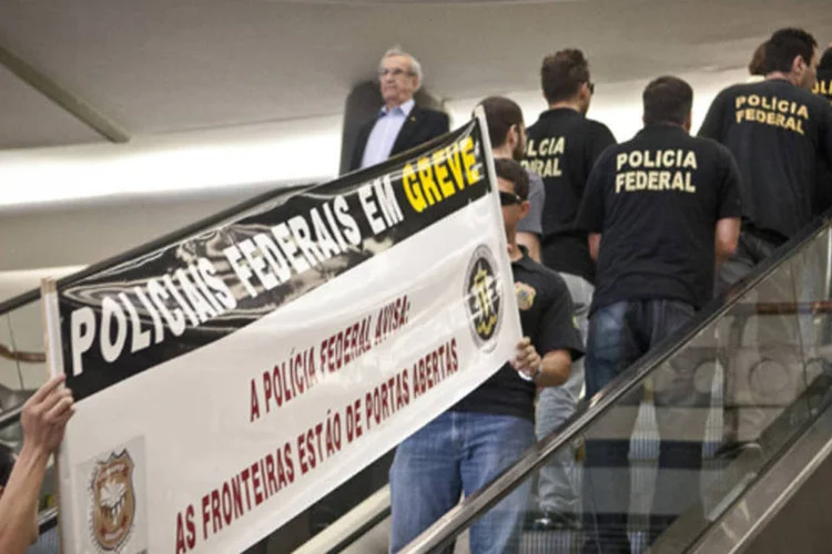 
	Policiais Federais fazem manifesta&ccedil;&atilde;o: na manh&atilde; de hoje, a Ag&ecirc;ncia Brasil constatou que o movimento no pr&eacute;dio da PF era normal
 (Marcelo Camargo/ABr)
