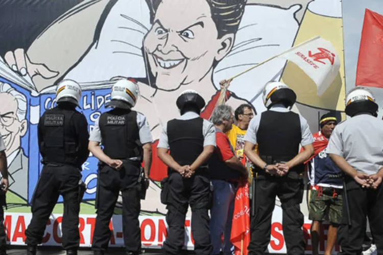 Protesto dos servidores em Brasília: alguns manifestantes acreditam que o governo esteja usando o discurso da crise econômica para não ceder nas negociações (Antonio Cruz/ABr)