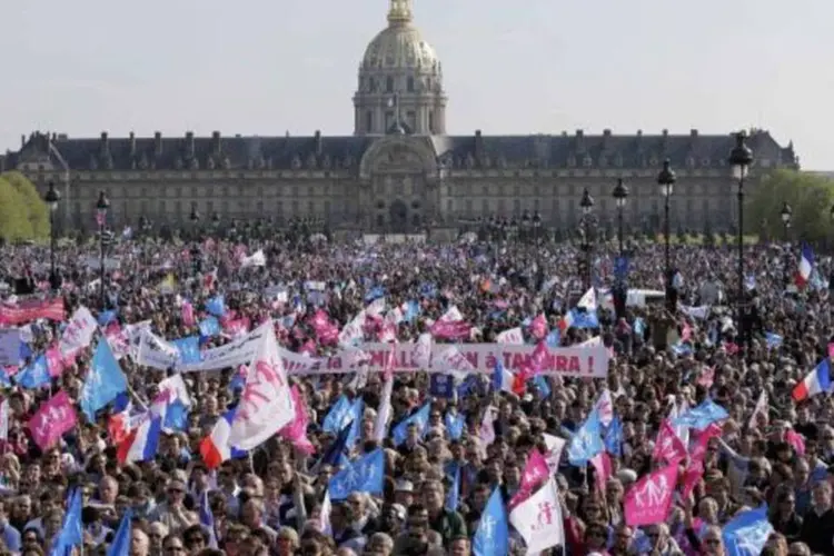 
	No domingo, milhares de franceses foram &agrave;s ruas em Paris para solicitar a retirada do projeto de lei que legaliza o casamento entre pessoas do mesmo sexo
 (Jacky Naegelen/ Reuters)