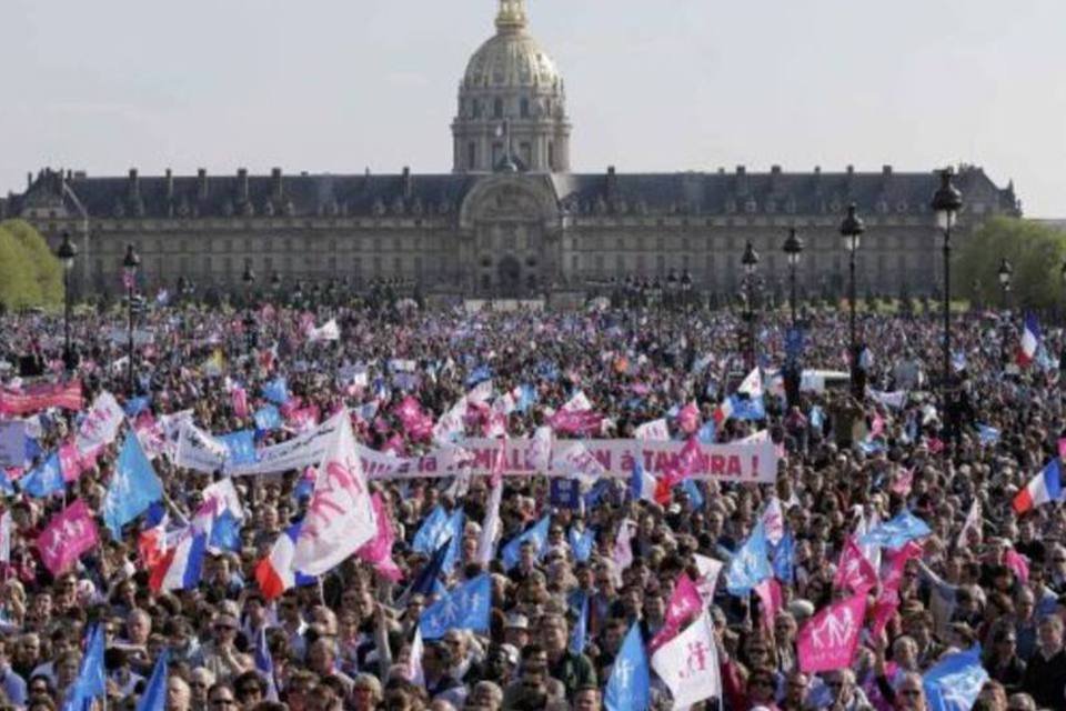 Franceses protestam contra aprovação do casamento gay