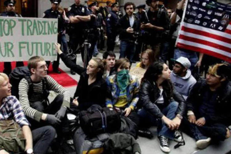 Manifestantes passaram a primeira noite acampados em Trinity Place, a 300 metros de Wall Street (AFP - David Karp)