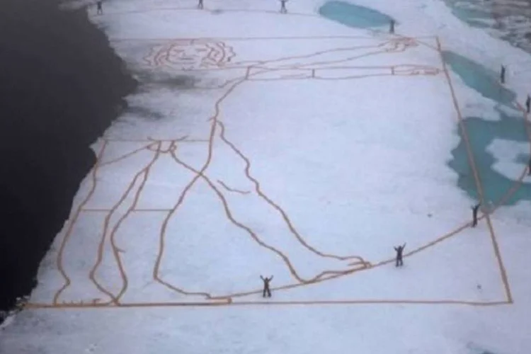Artista utilizou pedaços de cobre para recriar o desenho que tem mais de cinco séculos (AFP)