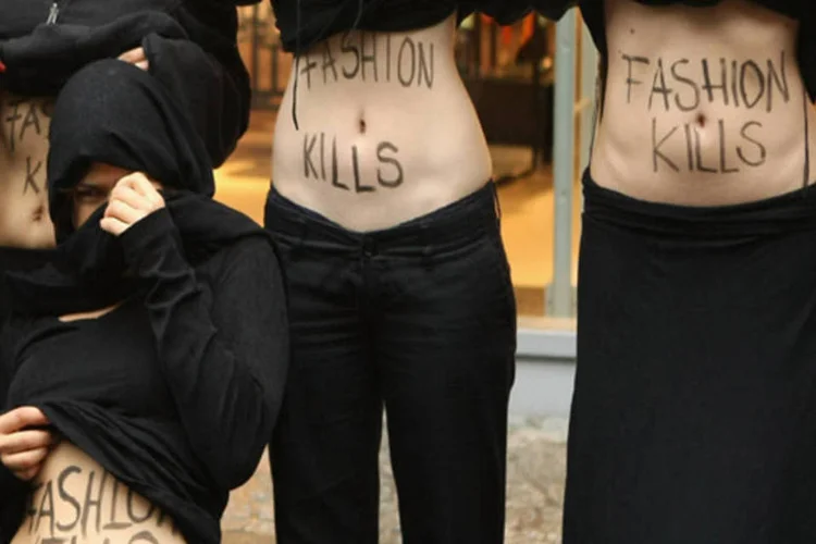 Protestantes se reúnem em frente à H%26M no shopping Wilmersdorfer Arcaden, em Berlim, na Alemanha (Adam Berry/ Getty Images)