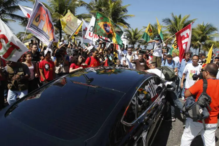 
	Manifestantes em protesto contra o leil&atilde;o de Libra: leil&atilde;o realizado nesta segunda-feira reuniu menos interessados do que o previsto inicialmente
 (REUTERS/Sergio Moraes)