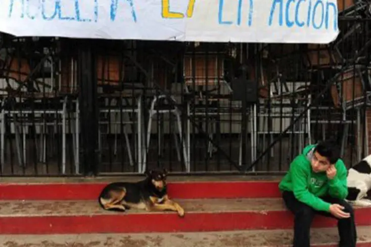 Estudante em uma das escolas ocupadas para protestar: no ano passado, mais de 40 passeatas de protestos foram realizadas no centro de Santiago (©AFP / Claudio Santana)