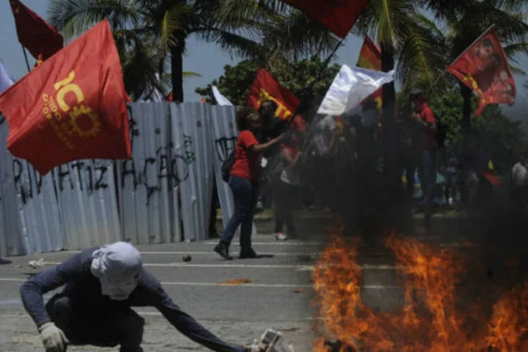 
	Protesto contra leil&atilde;o de Libra: bombeiros conseguiram apagar chamas em um banheiro qu&iacute;mico de metal, instalado na pra&ccedil;a central
 (Agência Brasil)